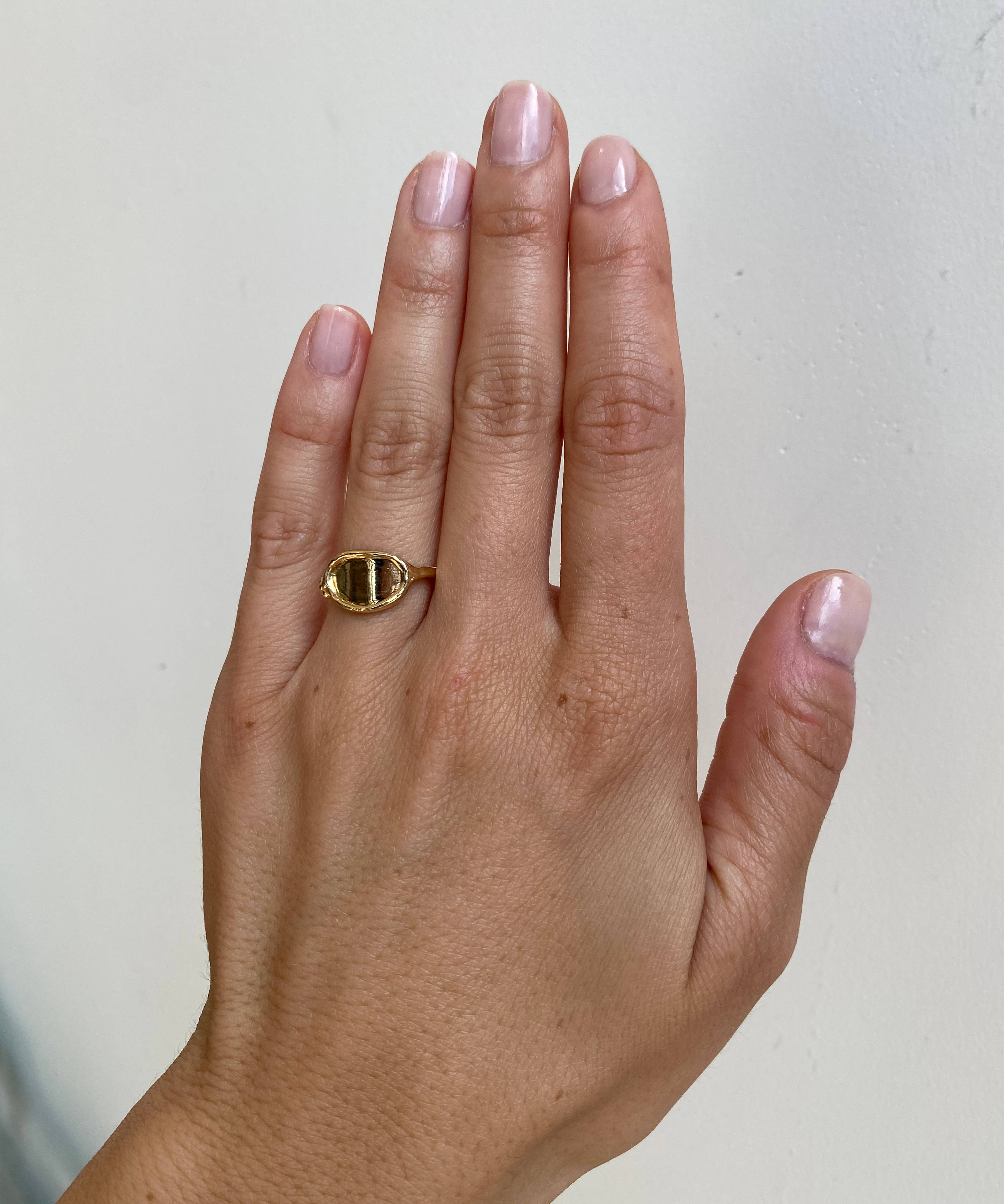 Model wears Reflection Ring I on ring finger