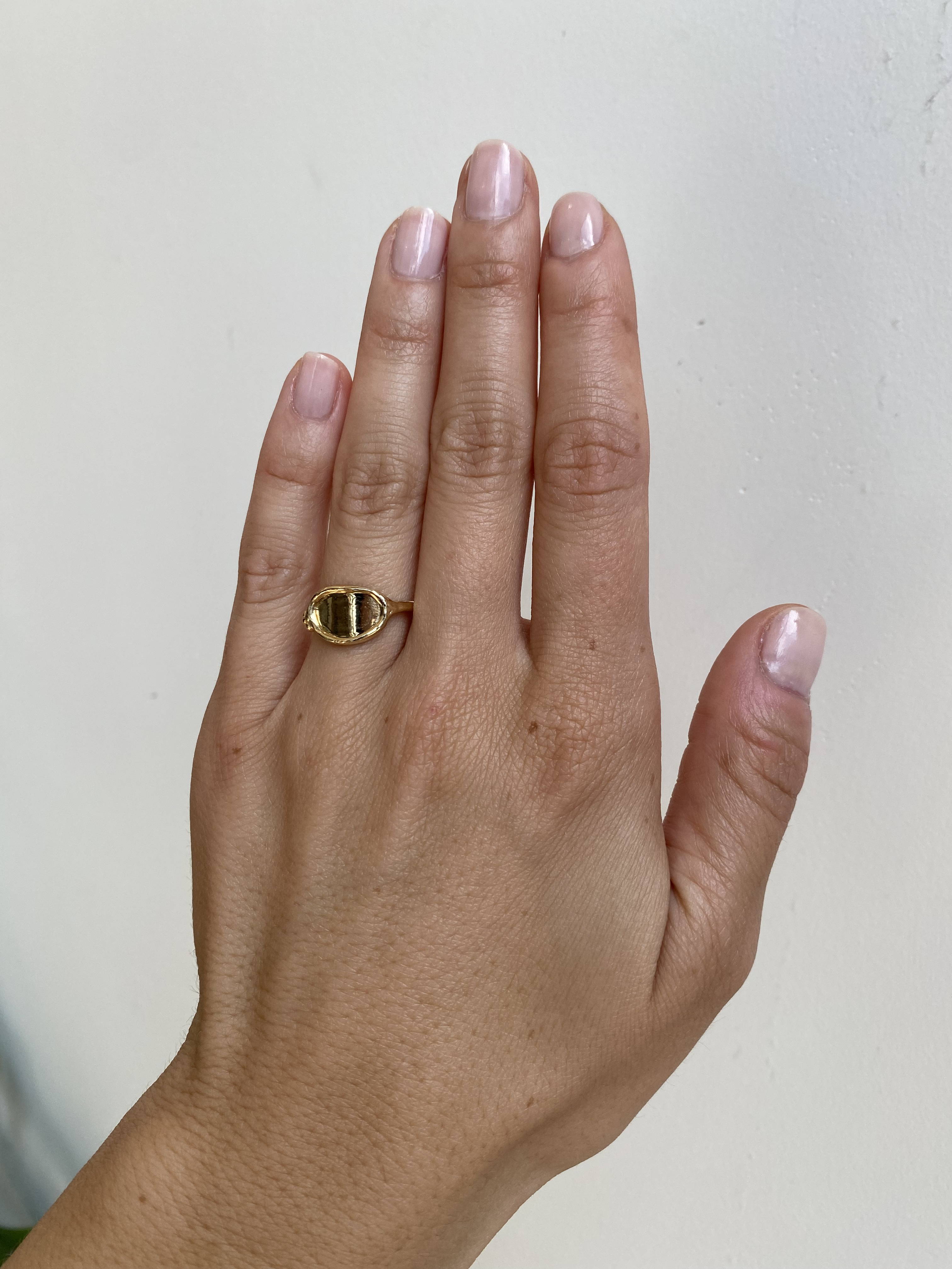Model wears Reflection Ring I on ring finger
