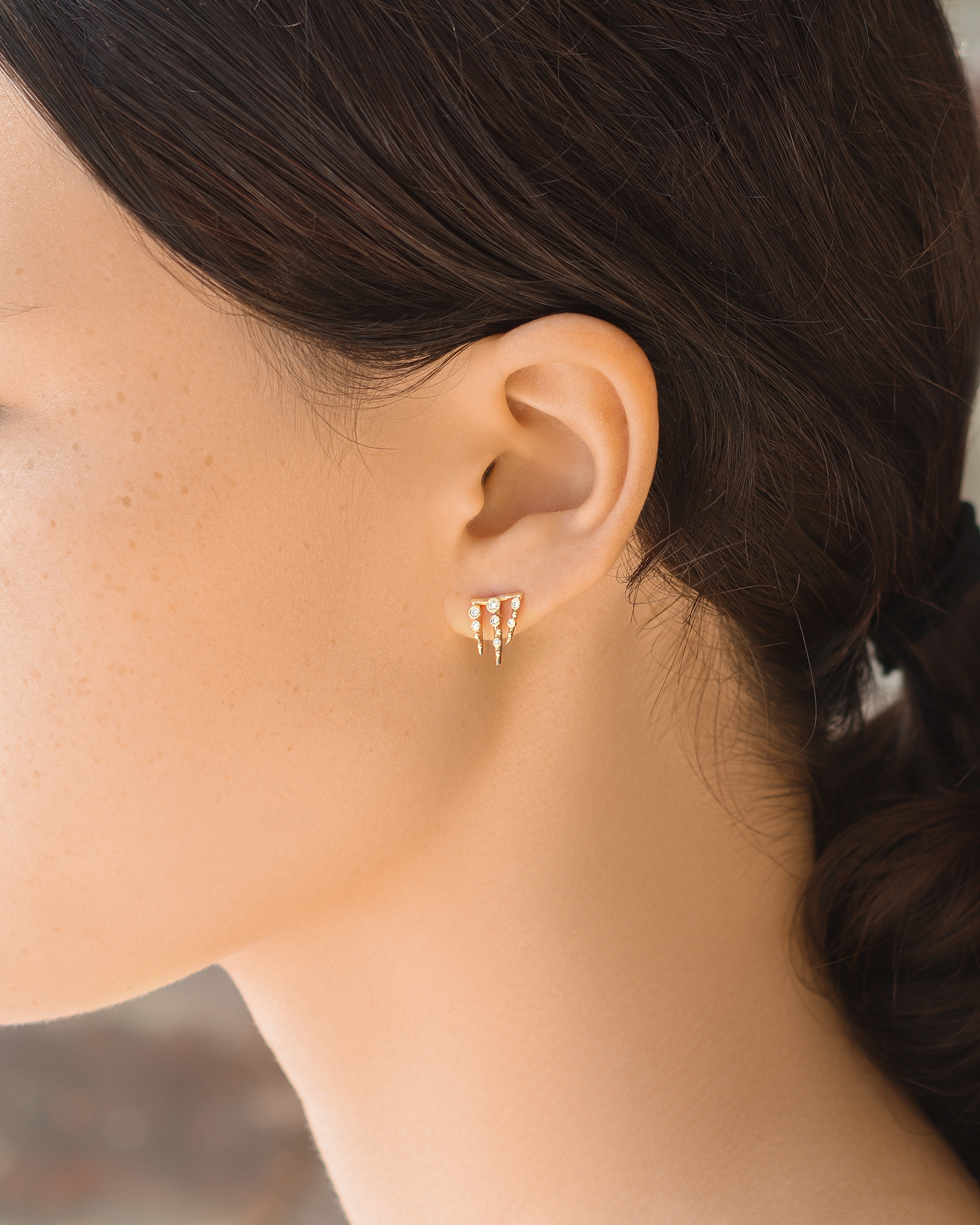 Melee 67 / White Diamond Earrings By Hiroyo