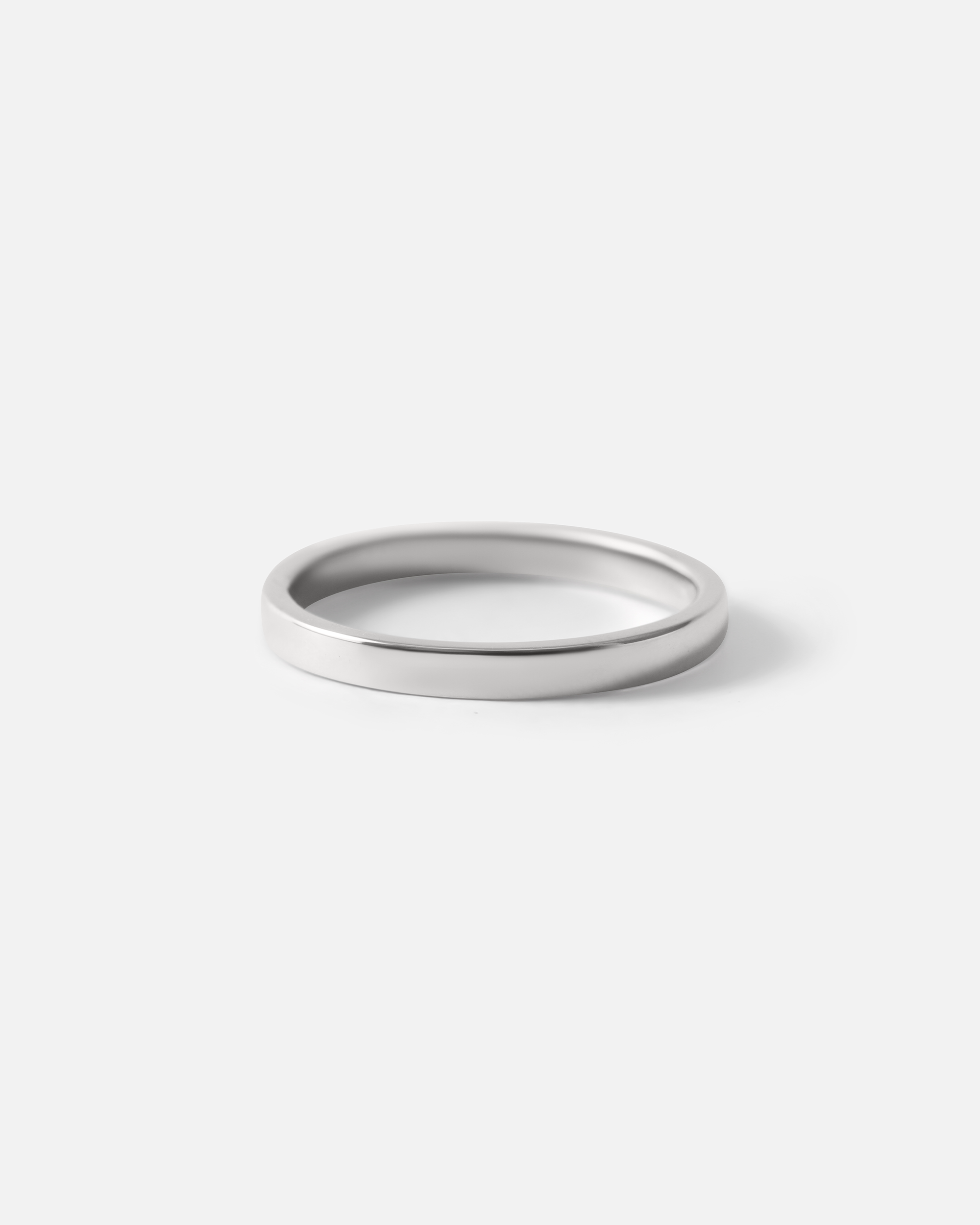 Side view of Flat Band / 2mm in Platinum