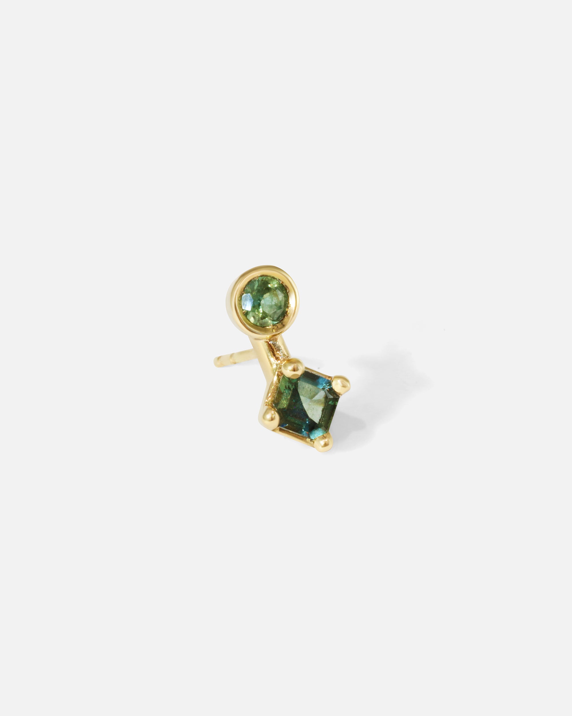 Side view of Canis Minor Sapphire Stud I