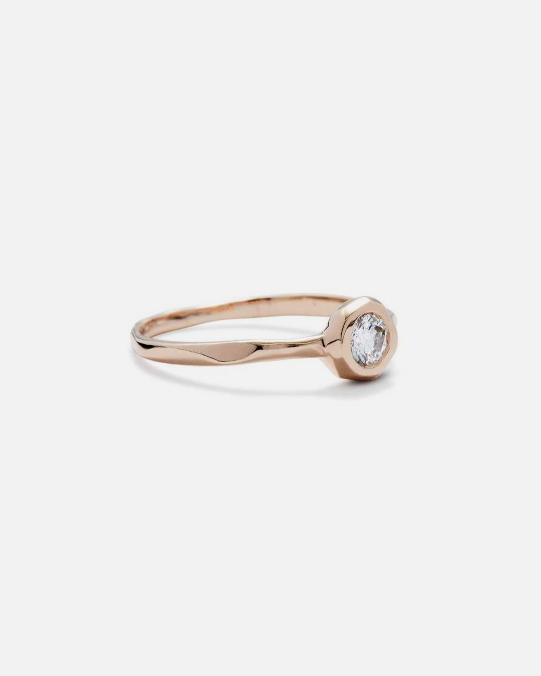Side view of Pebble Ring / White Diamond