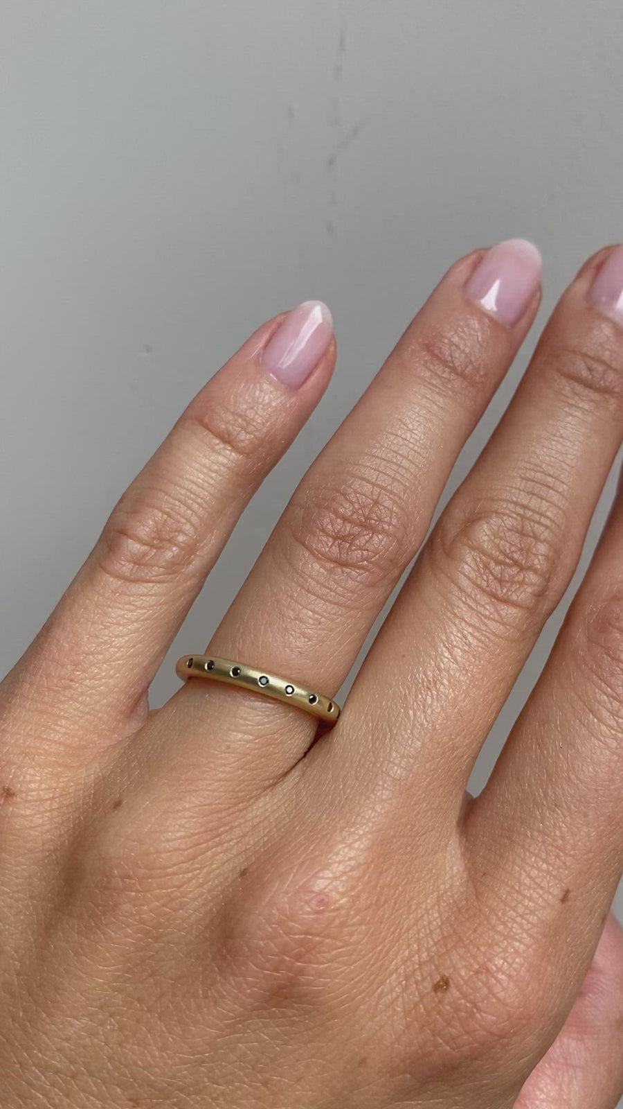 Round Band / Flush 8 Black Diamonds