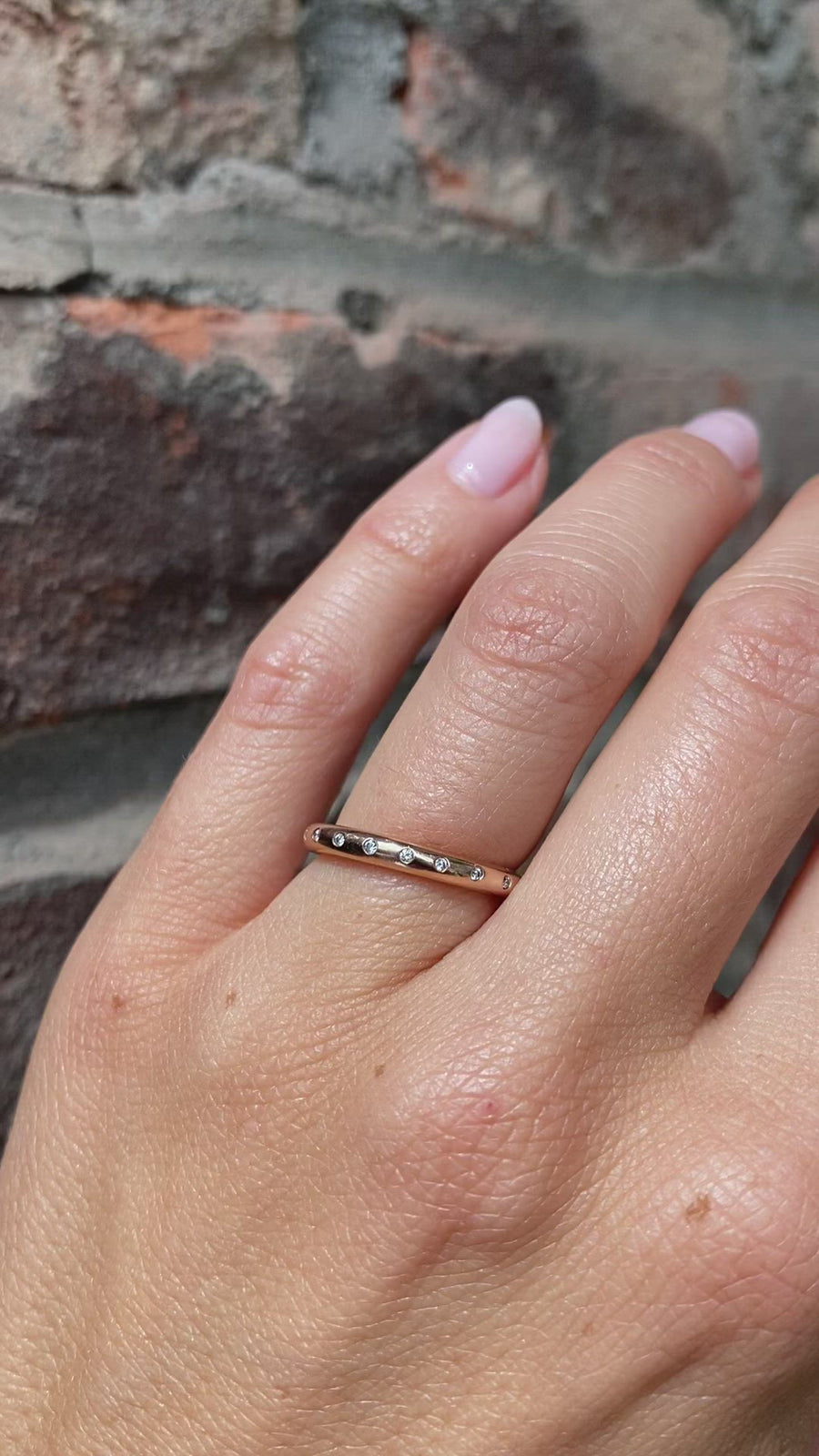 Round Band / Flush 8 White Diamonds