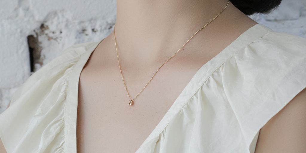 Melee 34B / White Diamond Pendant By Hiroyo