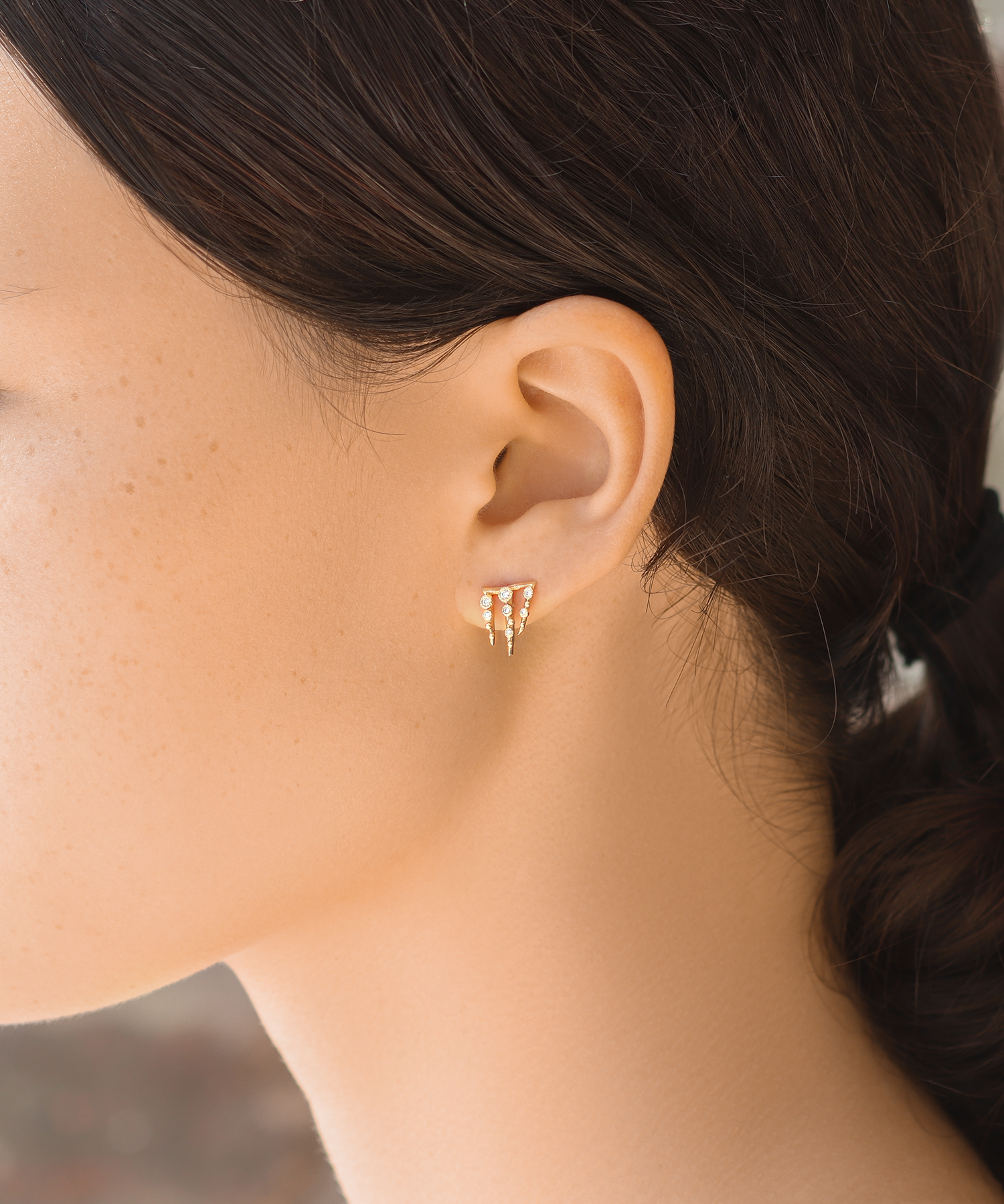 Melee 67 / White Diamond Earrings By Hiroyo